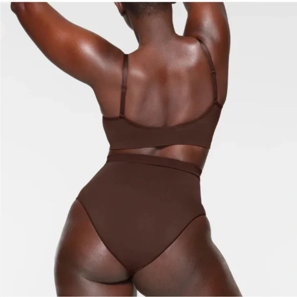 Skims‎ sculpting bralette - Picture 2 of 5